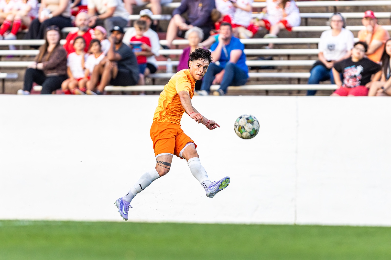 Foro SC player striking the ball